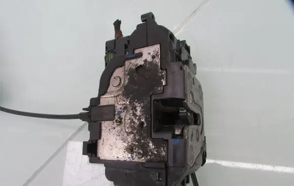 Renault Megane III Front door lock 825030002RA