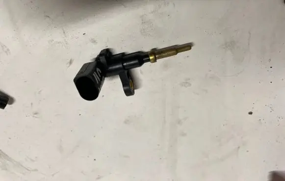 Volkswagen Golf VII Coolant temperature sensor 04E919501B