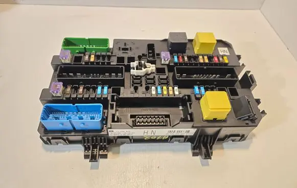 Opel Zafira B Fuse module 13220829 5DK00866943 0912
