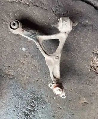 Volvo XC90 Front lower control arm/wishbone 8646614