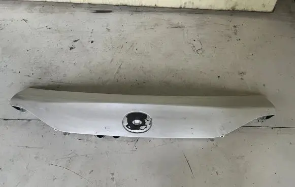 Trunk door license plate light bar
