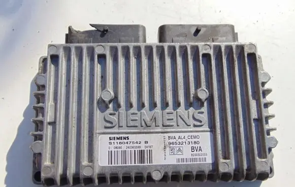 Peugeot 206 Engine control unit/module 9653213180 S118047542B