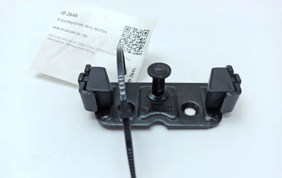BMW Z4 E85 E86 Loading door lock loop/hook striker 8203771