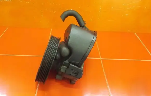 Jeep Cherokee XJ Power steering pump 53010258