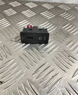 Volkswagen PASSAT B8 USB socket connector 5G0035222F