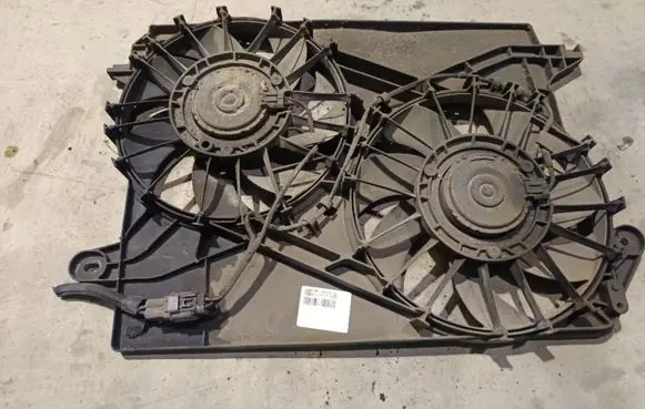 Dodge Magnum Radiator cooling fan shroud 24045071