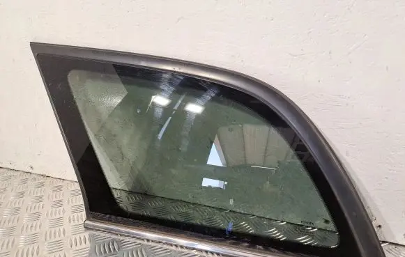Toyota Avensis T250 Rear side window 6272005110