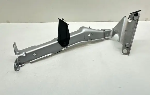 Audi A4 S4 B8 8K Fender mounting bracket 8K0821135C