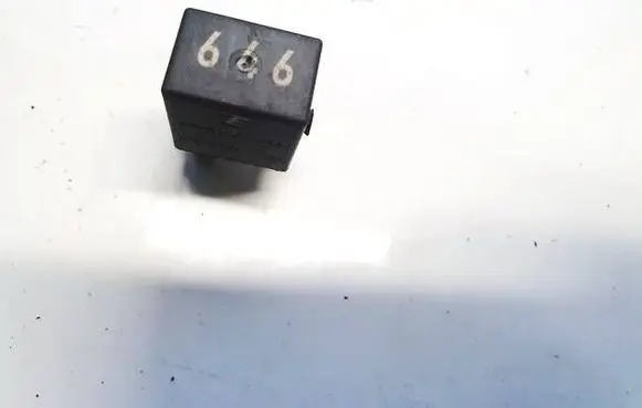 Volkswagen PASSAT B7 Other relay 4h0951253c 646