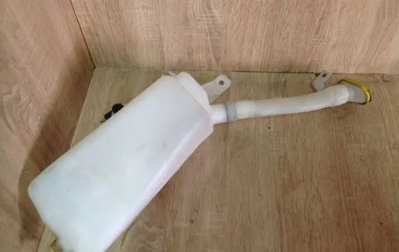 Renault Clio III Windshield washer fluid reservoir/tank 8200212701