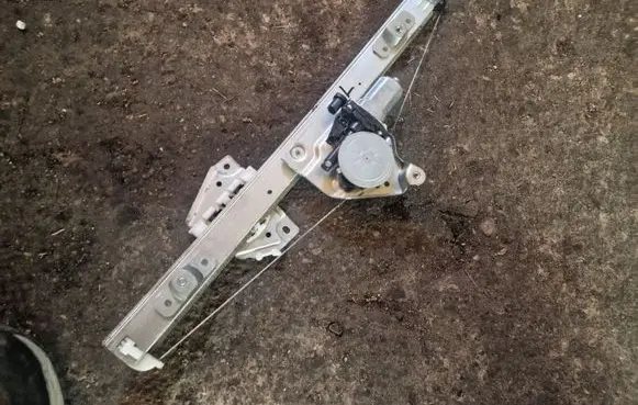 Suzuki Grand Vitara II Front door window regulator with motor