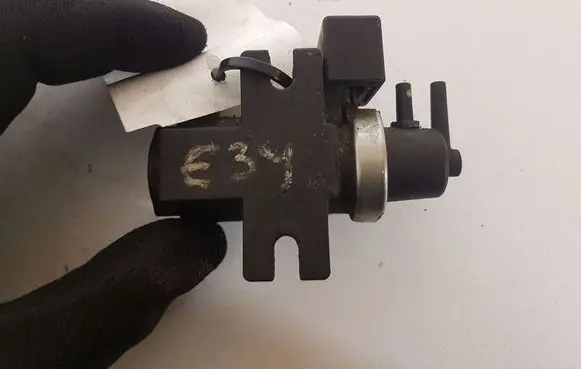 BMW 5 E39 Turbo solenoid valve 72279600 2247906