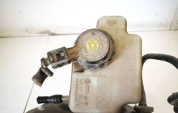 Skoda Yeti (5L) Brake fluid reservoir 1k1611301 033508-8632