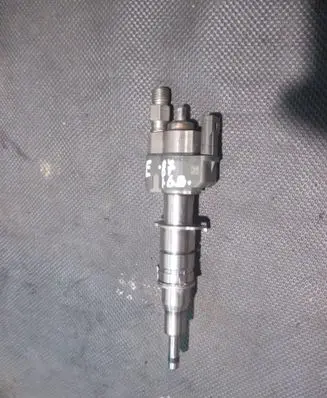 BMW 1 E81 E87 Fuel injector 7589048 10181010