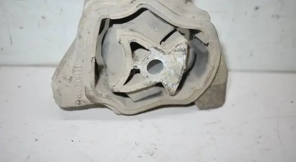 Engine mount bracket