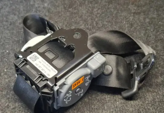 Middle seatbelt (rear)