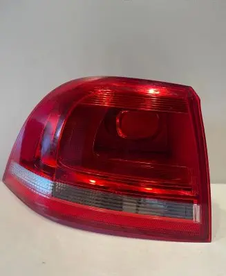 Volkswagen Touareg II Rear/tail lights 7P6945095F