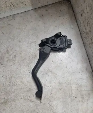 Accelerator throttle pedal
