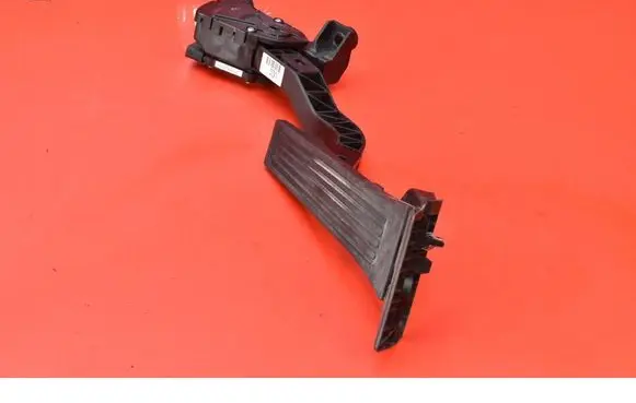 Accelerator throttle pedal