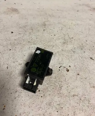 Volkswagen Golf V Seat heating relay 7L0959772 15303