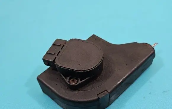 Accelerator throttle pedal