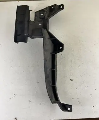 Front bumper mounting bracket