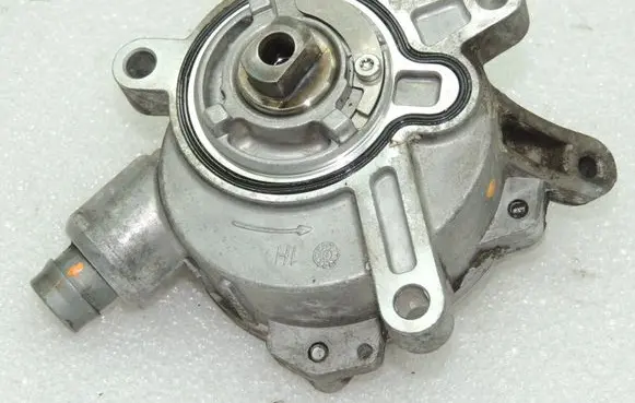 Volvo V70 Vacuum pump 31375106 08658230