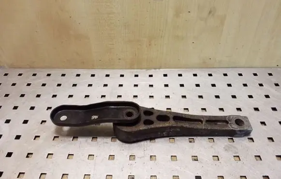 Engine mounting bracket