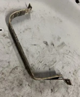 Opel Frontera B Fuel tank mounting bracket 