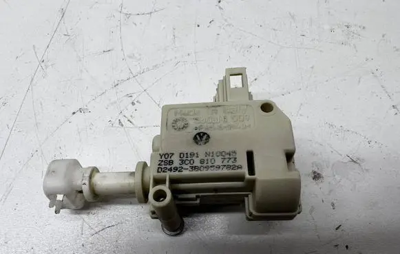 Volkswagen PASSAT B6 Central locking motor 3C0810773 0A66M401 D181M100