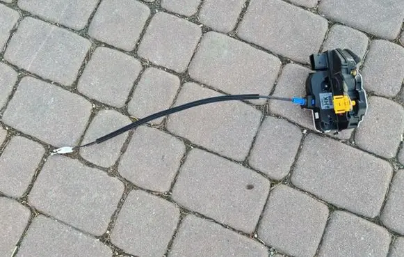 Opel Adam Front door lock 13579522