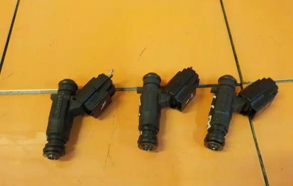Peugeot 208 I Fuel injector 9676017480