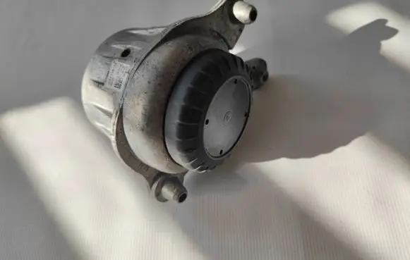 Mercedes-Benz E W213 Engine mount bracket A2132402400 ZGS001