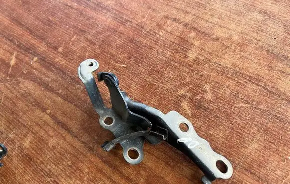 Toyota Corolla E120 E130 Engine bonnet/hood hinges