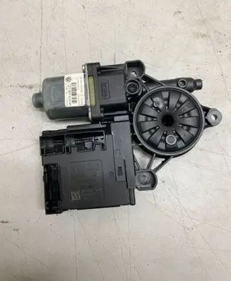 Volkswagen PASSAT B7 Front door window regulator motor 3C0959792B 918433110