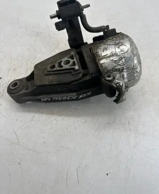 Peugeot 607 Engine mount bracket