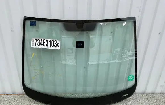 Volkswagen Golf Plus Front windscreen/windshield window 
