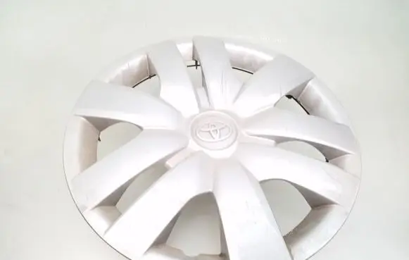 Toyota Avensis T250 R14 wheel hub/cap/trim 