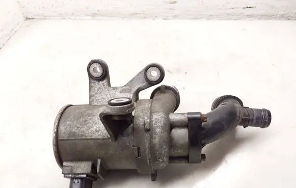 Mercedes-Benz C W205 Water pump A2742000207
