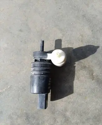 Buick Encore I Windscreen/windshield washer pump 13250357