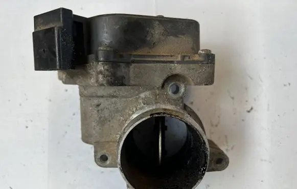 Volkswagen Golf VI Throttle valve 03L128063Q 197106572