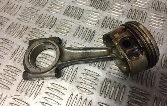Citroen Xsara Piston with connecting rod