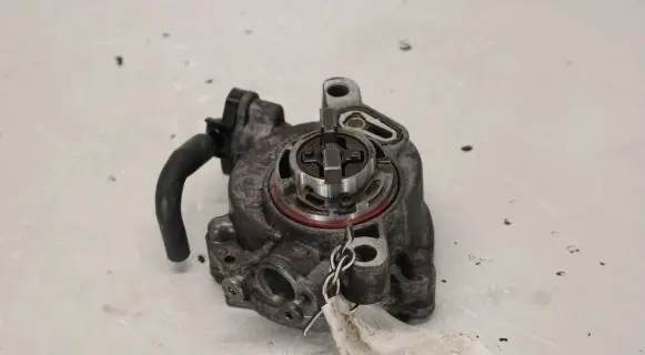 Ford C-MAX II Vacuum pump 9804021880
