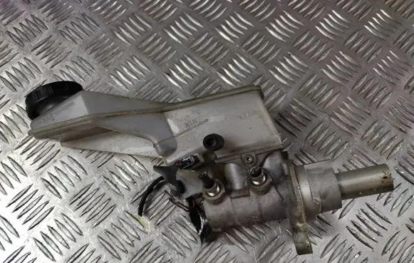 Master brake cylinder