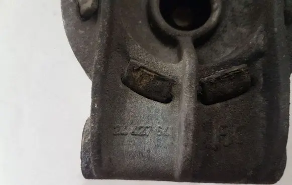 Opel Zafira A Engine mount bracket 24427641