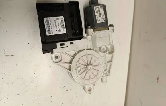 Volkswagen Tiguan Front door window regulator motor 5K0959792A 05075722 72228011050470