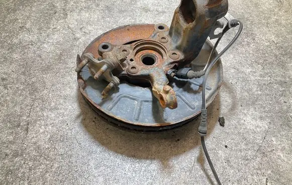 Front wheel hub