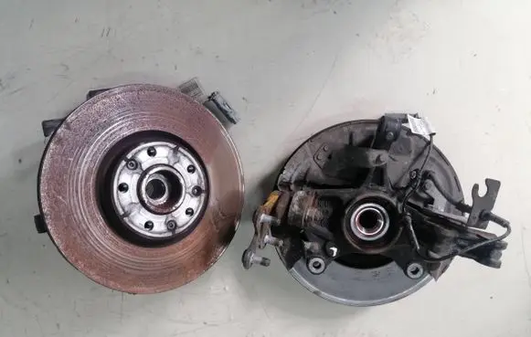 Opel Combo E Front wheel hub spindle knuckle