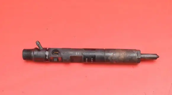 Nissan Almera Tino Fuel injector 8200365186