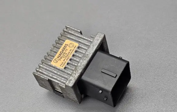 Jaguar XF X250 Glow plug pre-heat relay 9663824880 AV6112A343BA